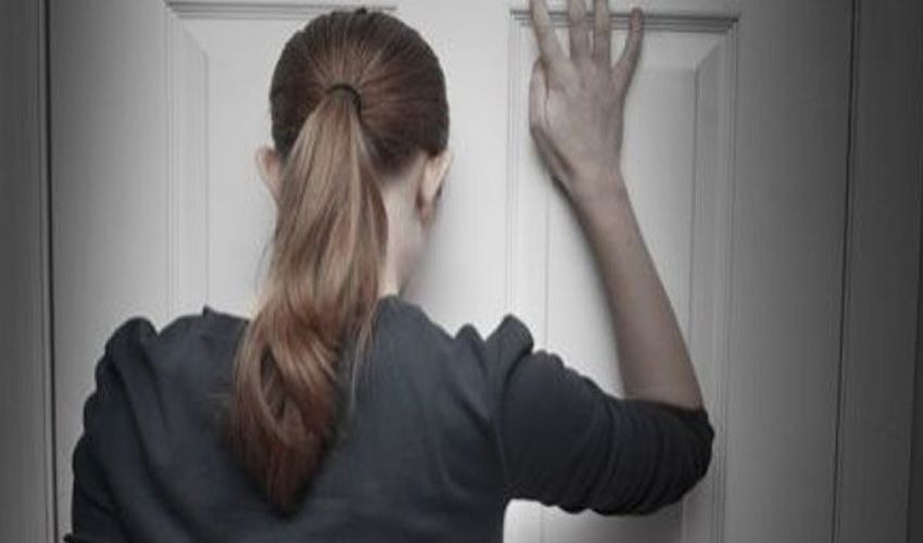 Bewoner van Heerhugowaard staat voor een deur die dichtviel Bewoner van Heerhugowaard staat voor een deur die dichtviel